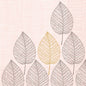 Eine Gruppe von umrandeten Espenblättern mit geometrischen Mustern in Grau und einem goldenen Akzent hebt sich auf einem hellrosa strukturierten Hintergrund ab. Perfekt für die Tischdekoration, sind diese Duni GmbH Servietten 33x33 3-lagig (1/4 Aspen, Packung 50 Stück) ideal für jede Gelegenheit.