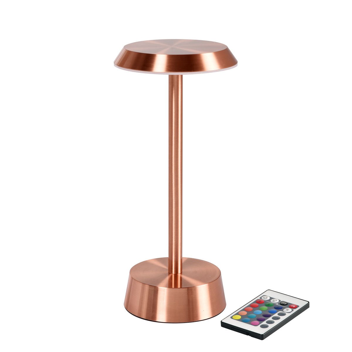 Den trådløse NOUR LED-lampe i roséguld fra Duni GmbH har en rund base og en flad top for en moderne stil. Ved siden af lampen ligger en fjernbetjening med farverige knapper.