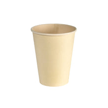 Ein schlichter, hellbrauner Kaffeebecher Sweet Bagasse/WBC von Duni GmbH (240ml, Packung 50 Stück) ist aufrecht und leer vor einem weißen Hintergrund abgebildet. Die biologisch abbaubare Tasse hat ein einfaches zylindrisches Design mit einem leicht ausgestellten Rand.