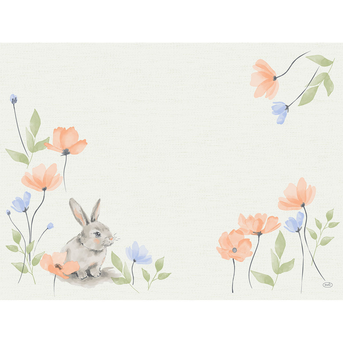 De Bio-Dunicel-sæt 30x40 Bunny Bloom fra Duni GmbH viser en grå kanin blandt orange og blå blomster med grønne blade på lys baggrund. Disse miljøvenlige dækkeservietter (100 stykker) er perfekte til foråret, fremhævet af en blomsterkant i to hjørner.