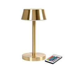 LED-lampen Nour Midi fra Duni GmbH imponerer med sit moderne design i messingfarve samt cylindrisk sokkel og rund skærm. En fjernbetjening sørger for energieffektiv belysning. Pakken indeholder 1 stk.