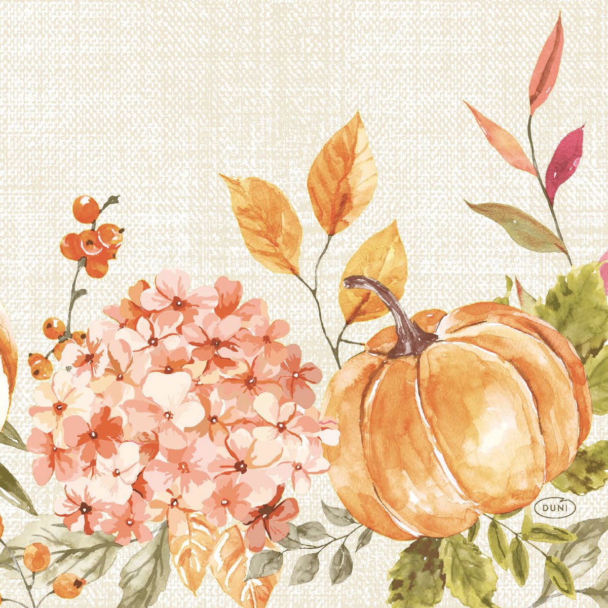 Servietterne 33x33 3-lags 1/4 Spicy Pumpkin fra Duni GmbH viser et akvarelmalet kryddergræskar, hortensiablomster, orange bær og efterårsløv - ideelt til efterårsdesign i varme, jordnære toner. Pakke (50 stykker).