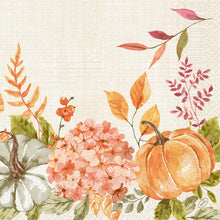 Aquarellierte orangefarbene und grüne Kürbisse, Spicy Pumpkin-Töne, rosa Hortensien und Herbstblätter zieren den unteren Rand - ideal für Duni GmbH Servietten 40x40 3lagig 1/4 Spicy Pumpkin (Packung 250 Stück) Designs.