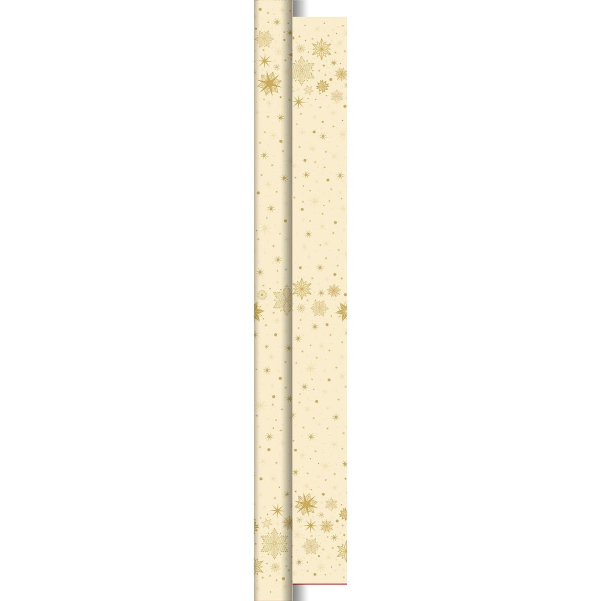En lodret stribe af Duni GmbH Dunicel-rulle 10x1,18m Star Stargazing creme (1 stk) viser gyldne stjerne- og snefnugmønstre, med en oprullet kant på venstre side og en festlig, gentagende baggrund af borddekorationen.