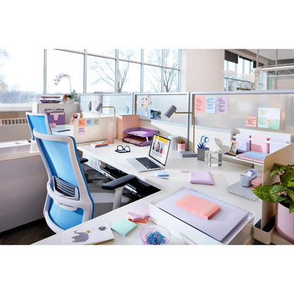 En moderne kontorarbejdsplads med hvide skriveborde, blå stole, bærbare computere, kontorartikler, potteplanter og naturligt lys viser Post-it® Super Sticky Notes (76 mm x 127 mm, 90 ark/blok, 100% PEFC) fra 3M Deutschland GmbH.