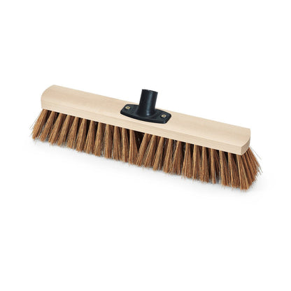 Nölle Profi Brush Power Stick Saalbesen Poly-Kokos fra Nölle Profi Brush Bürsten- & Pinseltechnik e.K. har stive brune børster, en lys træblok og en sort plastikbund - perfekt som rengøringskost til hårde fejearbejder.