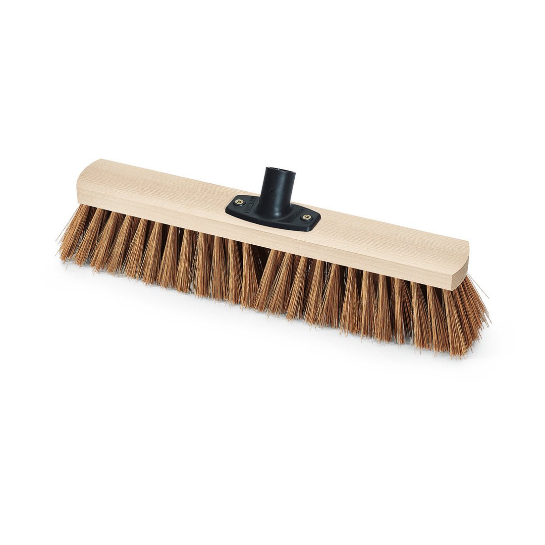 Nölle Profi Brush Power Stick Saalbesen Poly-Kokos fra Nölle Profi Brush Bürsten- & Pinseltechnik e.K. har et bredt hoved med stive brune børster, en lys træbund og en sort plastikstangholder, afbildet på hvid baggrund.
