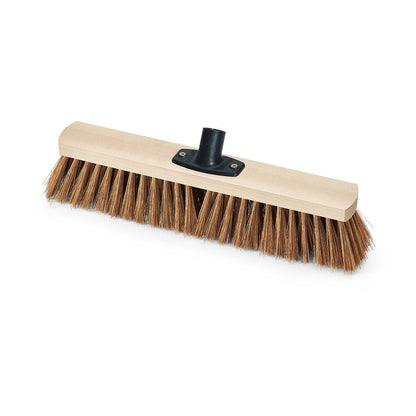Nölle Profi Brush Power Stick Saalbesen Poly-Kokos fra Nölle Profi Brush Bürsten- & Pinseltechnik e.K. har et bredt hoved med stive brune børster, en lys træbund og en sort plastikstangholder, afbildet på hvid baggrund.