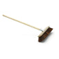 Den Nölle Profi Brush Outdoor Kost Triple-Mix, 40 cm med 140 cm skaft fra Nölle Profi Brush Børste- & Penselteknik e.K., kendetegnes ved tætte, flerfarvede børster og et træskaft, ideel som udendørs kost og afbildet på hvid baggrund.