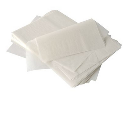 En stak PAPSTAR flødedækningspapir "pure" 32x22 cm, hvid, med palmevoksbelægning (1000 stykker) i dispenserkasse fra PAPSTAR GmbH ligger delvist fladt, delvist let foldet på hvid baggrund - ideelt til gastronomi.