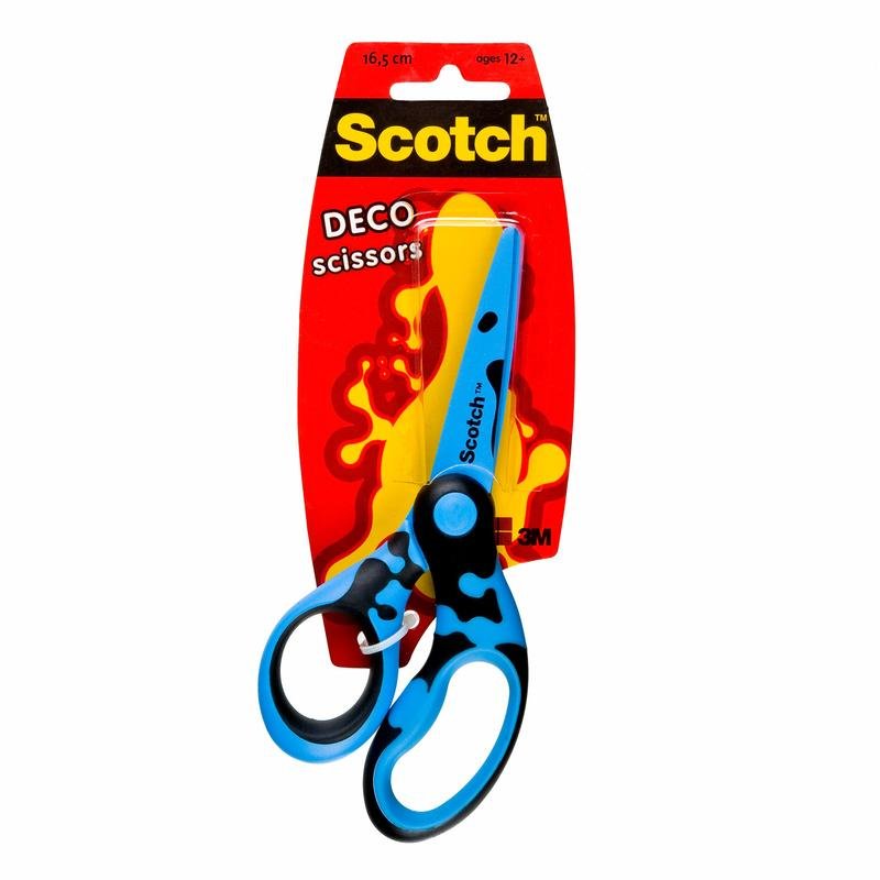 Den 16,5 cm store Scotch™ DECO saks fra 3M Deutschland GmbH i farverne grøn, blå eller pink leveres i en enkeltpakke med plastemballage og rød og gul kartonbagside. Egnet til børn fra 12 år.