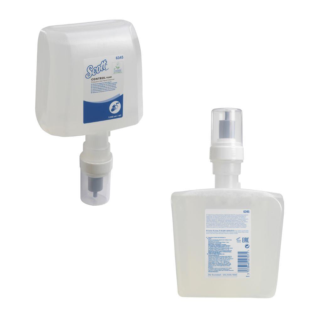 To visninger af en rektangulær, klar plastmine Scott® Control™ skum-håndrensemiddel fra Kimberly-Clark GmbH, hver med en hvid etiket og pumpe; den ene viser forsiden, den anden fremhæver detaljer om håndhygiejneprotokoller. Karton: 4 patroner.