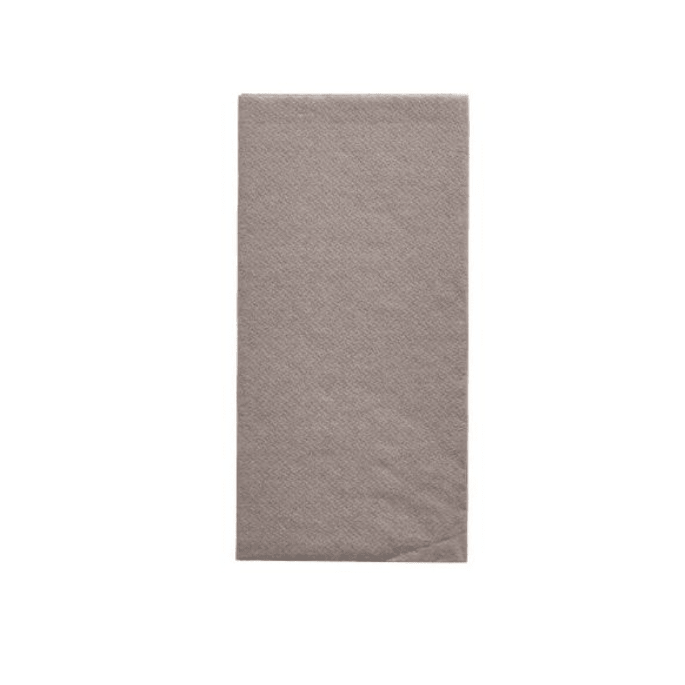 En pænt foldet, rektangulær, lysebrun PAPSTAR-serviet fra „DAILY Collection“ i formatet 32 cm x 32 cm med 1/8-fold ligger på en enkel hvid overflade og tilføjer enhver borddekoration et strejf af bæredygtig hygge.