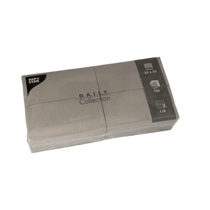 En rektangulær pakke grå PAPSTAR servietter fra „DAILY Collection“, ideel til borddekoration, måler 32x32 cm. Pakken indeholder 150 servietter, der er foldet i ottendedele, hvilket sikrer bæredygtig komfort. Et logo i øverste venstre hjørne lyder „PAPSTAR“.