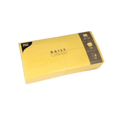 En stak gule papirservietter af mærket „PAPSTAR servietter DAILY Collection“ med målene 32x32 cm og en mængde på 150 fra PAPSTAR GmbH. Disse servietter, ideelle til enhver borddekoration, er pakket i en gennemsigtig plastfolie.