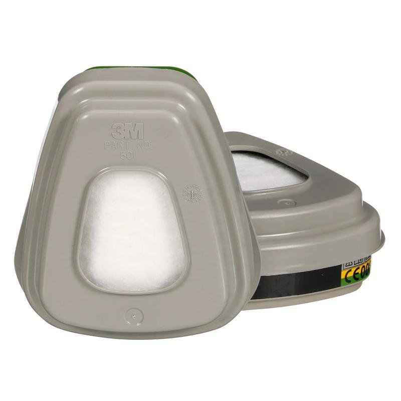 Afbildet er to grå 3M™ filtersæt 6004-1 ABEK1P3 kombinationsfilterpatroner (2x6059, 2x5935, 2x501) fra 3M Deutschland GmbH - en stående, en liggende - med synlige etiketter og markeringer. Pakken indeholder 1 styk.