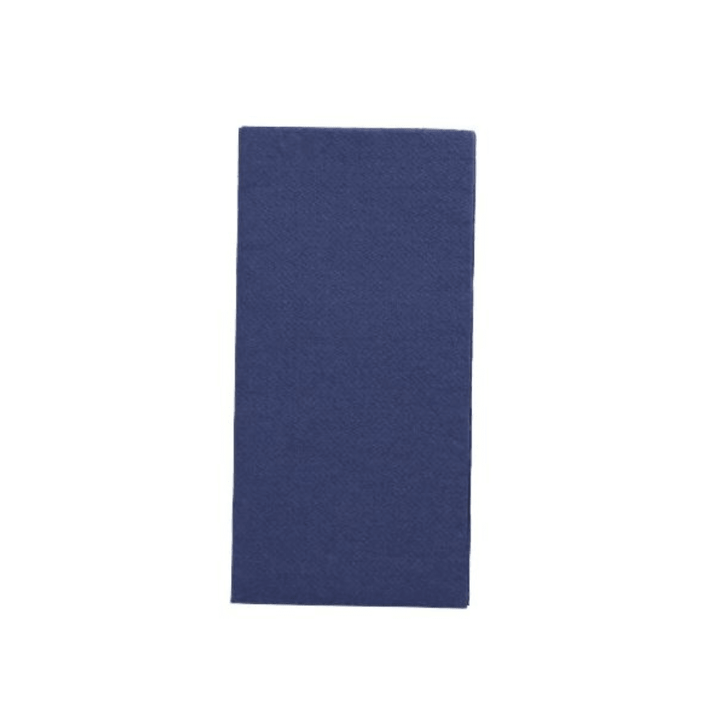 En rektangulær, mørkeblå serviet fra „DAILY Collection“ af PAPSTAR GmbH i formatet 32 cm x 32 cm med 1/8-fold præsenteres vertikalt på en enkel hvid baggrund og tilføjer enhver borddekoration et strejf af bæredygtig hygge.