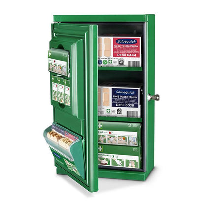 Det grønne Cederroth førstehjælpsskab Mini (metal) fra Orkla Wound Care AB (B 260 x H 440 x D 170 mm) vises åbent, med en nøgle i låsen og ordnede forbindingspakker, plastre og førstehjælpsmaterialer på dets hylder.