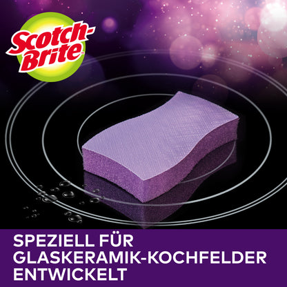 En lilla Scotch-Brite™ Glaskeramisk Rengøringssvamp (3 stykker pr. pakke) fra 3M Deutschland GmbH ligger på en sort glaskeramisk kogeplade med vanddråber. Tekst: "Specielt udviklet til glaskeramiske kogeplader." Logo øverst til venstre.
