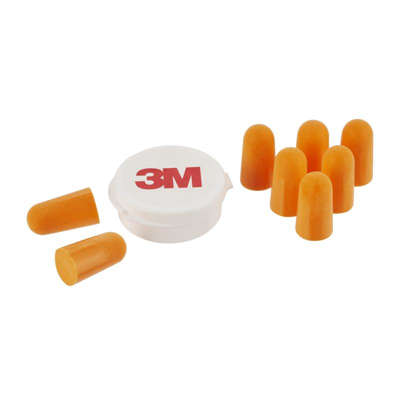 Otte orange 3M™ Ørepropper 1100 blød skum (SNR-værdi 35 dB) fra 3M Deutschland GmbH er afbildet ved siden af en lille hvid rund beholder med rødt "3M"-logo på hvid baggrund.