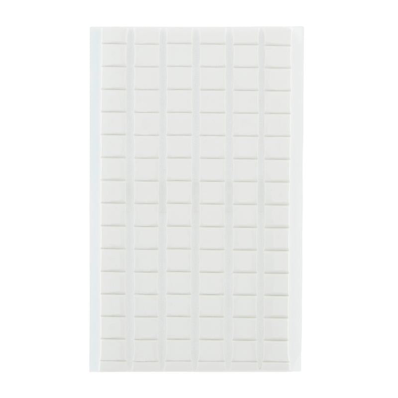 Et rektangulært ark med 3M Deutschland GmbH Scotch-FIX™ Aftagelige Klæbepuder 301008C36-P (11 mm x 15 mm, 36 stykker/pakke) viser flere rækker og kolonner af hvide, stærkt klæbende, aftagelige puder på en hvid baggrund.