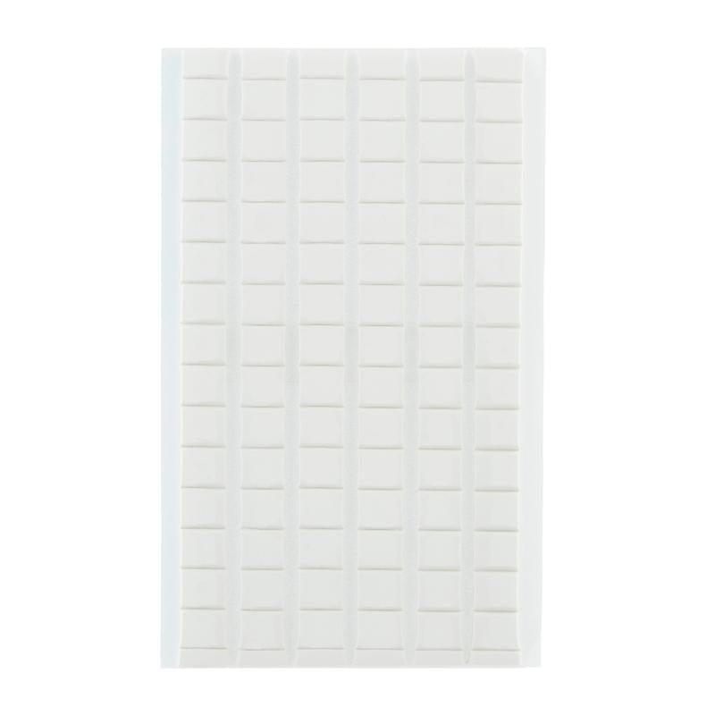 En hvid folie med flerfarvede og flerspaltede Scotch-FIX™ aftagelige monteringsfirkanter (12,7 mm x 12,7 mm, 64 stk./pakke) fra 3M Deutschland GmbH - ideel til midlertidige fastgørelser og kan fjernes uden rester.