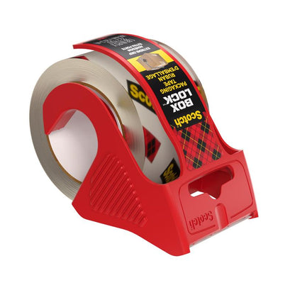 En rulle Scotch® Box Lock™ emballagetape 48 mm x 20,3 m fra 3M Deutschland GmbH i en rød plastdispenser kendetegnes ved klart, holdbart tape og en sort, gul og rød etiket til nem afspænding.