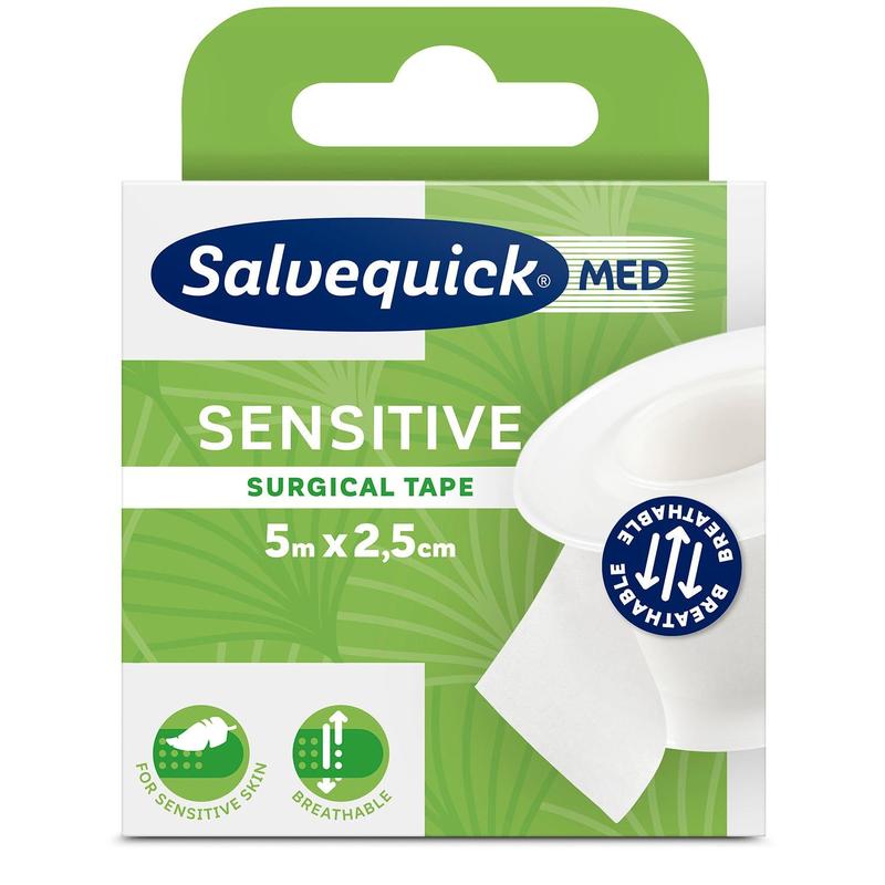 Schachtel mit Salvequick OP-Klebeband 6-5x2,5 von Orkla Wound Care AB (1 Stück), 5m x 2,5cm. Grüne und weiße Packung hebt hypoallergene, atmungsaktive Band für empfindliche Haut, mit Symbolen und teilweise Rolle sichtbar.