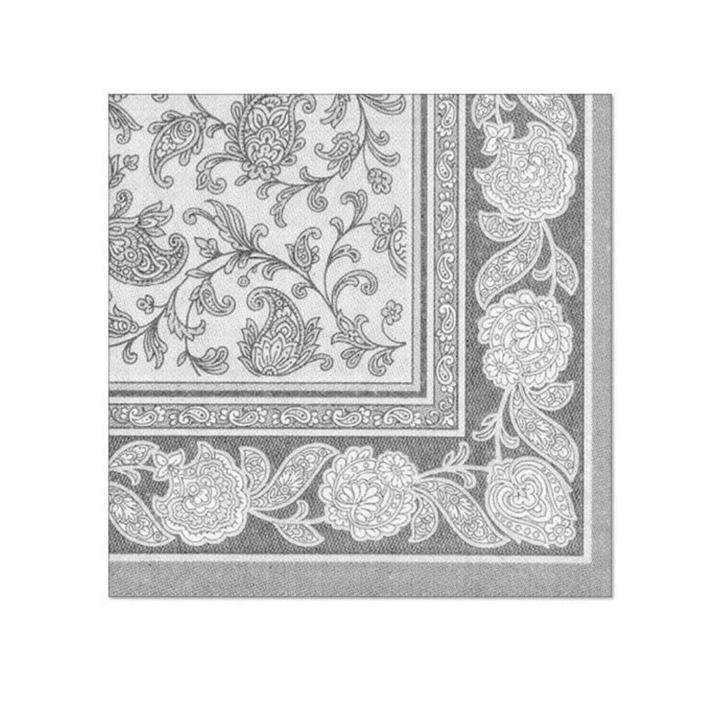 Eine Graustufenillustration aus der PAPSTAR „ROYAL Collection“ Servietten „Ornaments“ zeigt ein dekoratives Blumenmuster mit luxuriösem Flair. Das Design umfasst komplizierte Blumen- und Rankenmotive innerhalb eines quadratischen Rahmens und zeigt detaillierte Linien und symmetrische Elemente.