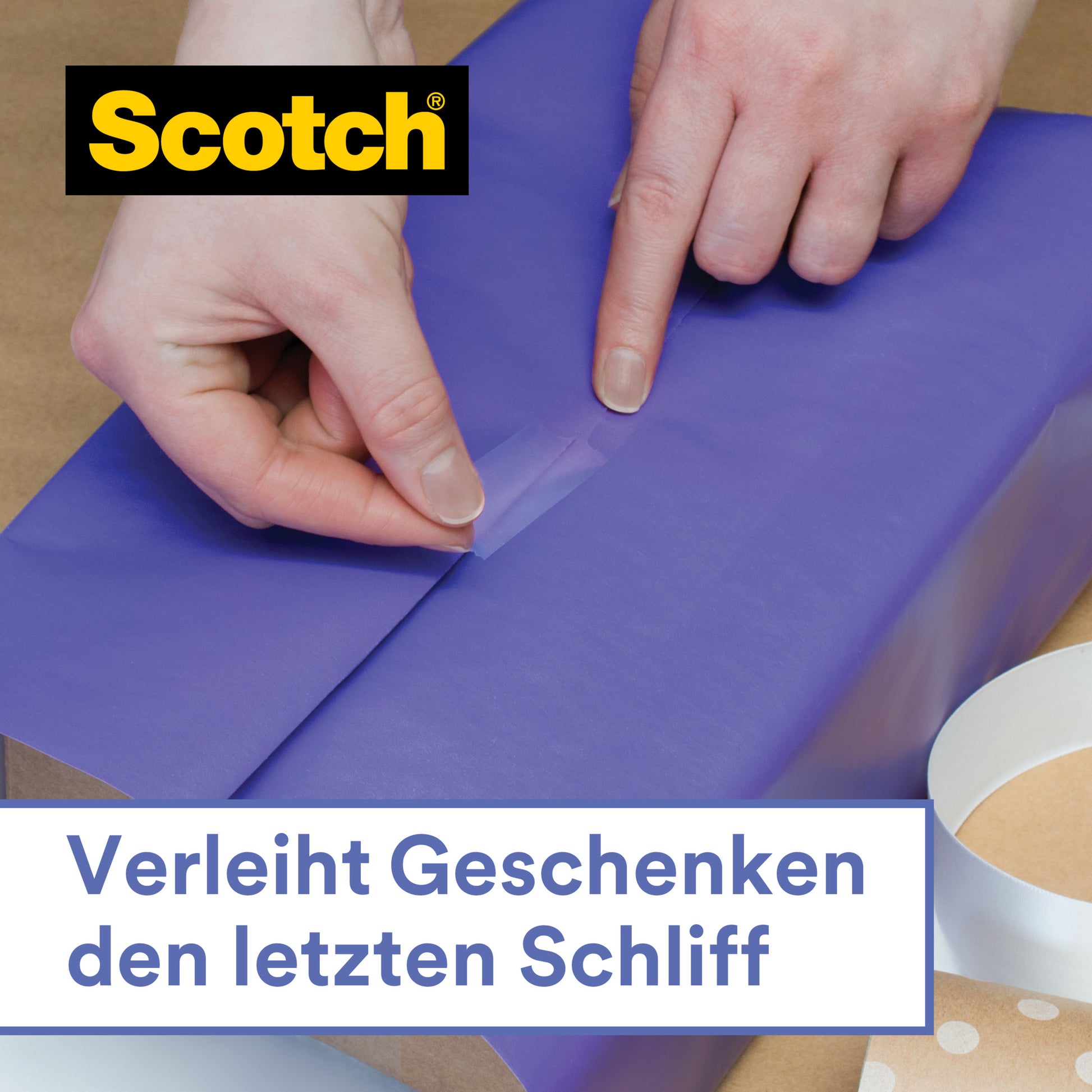 Eine Person verschließt blaues Geschenkpapier mit dem Scotch® Geschenk-Klebeband im Handabroller, CAT 15 (19 mm x 15 m) von 3M Deutschland GmbH. Zusätzliches Klebeband und der Abroller liegen daneben. Deutscher Text: "Verleiht Geschenken den letzten Schliff.