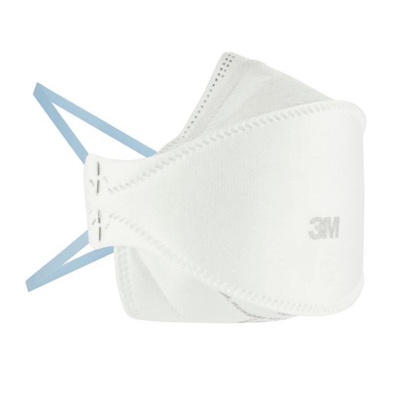En 3M™ Aura™ Komfort-partikelmaske 9320+ FFP2, uden ventil, fra 3M Deutschland GmbH ses i profil mod hvid baggrund. Den hvide maske med blå bånd viser synlige sømme og er designet til beskyttelsesapplikationer.