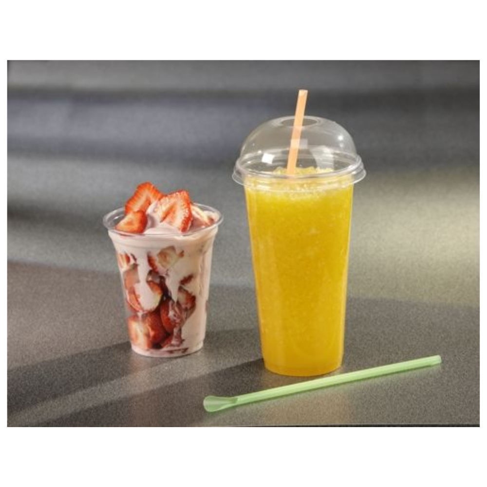 Et Starpak plastikkrus med skivede jordbær og flødeskum står ved siden af et andet Starpak plastikkrus med kuppellåg, der indeholder en gul smoothie. På den grå flade ved siden af ligger et lysegrønt sugerør.