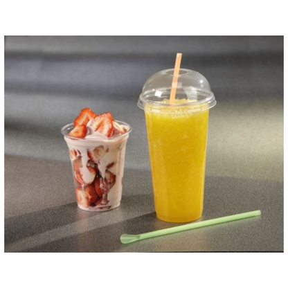 Et Starpak plastikkrus med skivede jordbær og flødeskum står ved siden af et andet Starpak plastikkrus med kuppellåg, der indeholder en gul smoothie. På den grå flade ved siden af ligger et lysegrønt sugerør.