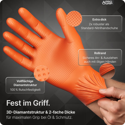 En hånd bærer ARNOWA GmbH PROGRIP NITRIL DIAMOND ORANGE engangshandsker med ekstra tykt, rivefast nitril, fuld diamantstruktur for greb og rullekant for nem aftagning, selv ved olierede hænder.