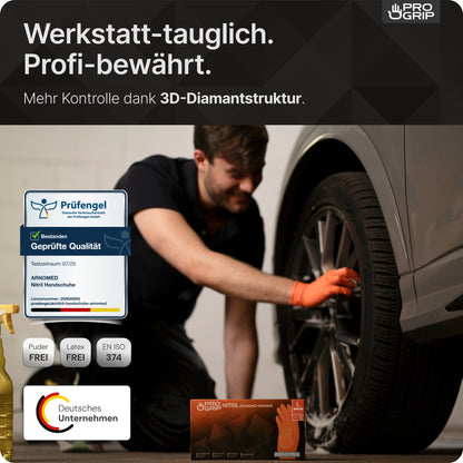 En mekaniker i orange PROGRIP NITRIL DIAMOND ORANGE engangshandsker fra ARNOWA GmbH arbejder på en bil. Indsæt: Certificeringer, sprayflaske og handskerum. Teksten fremhæver diamantstruktur 3D Grip og de tyske kvalitetsstandarder.