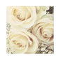 Eine Nahaufnahme von drei cremefarbenen Rosen mit Schleierkraut auf zartem Hintergrund, die perfekt zu den 20 Servietten (33 cm x 33 cm, 3-lagig, 1/4-Falz Design Set 2) der PAPSTAR GmbH für jede Feier passen.