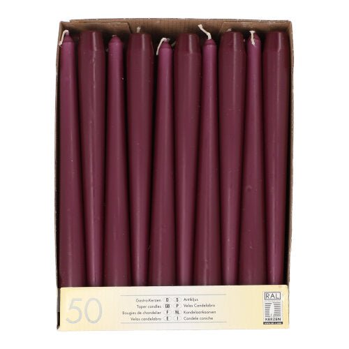 En papkasse med 50 kastanjebrune lysestage-stearinlys, der er 25 cm lange og 2,2 cm tykke, og som set ovenfra er anbragt i en enkelt række. På etiketten står der »Starpak 50 lysestage-stearinlys Ø 2,2 cm–25 cm« med mængdeangivelser på flere sprog.