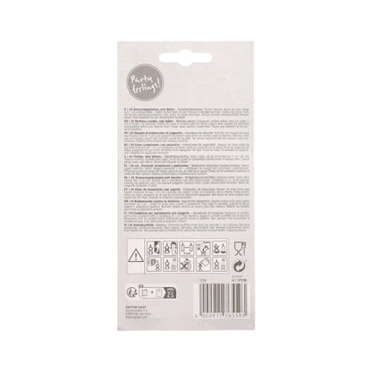 Die helle Verpackung der PAPSTAR 24 Geburtstagskerzen mit Halter (pastell, sortiert, 6 cm) der PAPSTAR GmbH ist mit einer kleinen, dichten Anleitung, Warnsymbolen, Recyclinghinweisen, einem Barcode und dem Schriftzug "Party feeling!" am oberen Rand versehen.