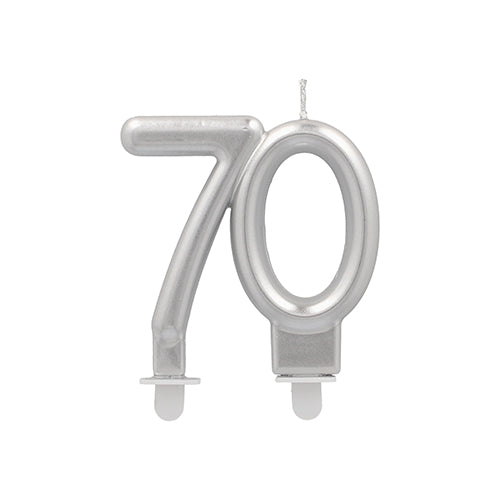 Die PAPSTAR Jubiläumskerzen mit Halter 7 cm "silber" von PAPSTAR GmbH ist eine silber-metallische Geburtstagskerze in Form der Zahl 70, mit zwei kleinen weißen Sockeln - perfekt für stilvolle Feiern, die silberne Kerzen mit Halter benötigen.