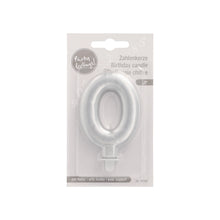 Die PAPSTAR GmbH Zahlenkerze mit Halter 7 cm "silber" ist eine Geburtstagskerze in Zahlenform, die aufrecht in einer klaren Kunststoffverpackung mit Produktangaben auf der Kartonrückseite präsentiert wird.