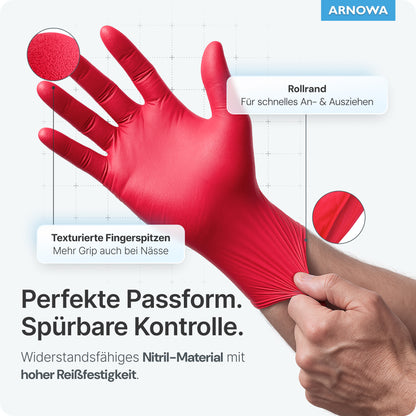 Gezeigt wird eine Hand mit gespreizten Fingern, die einen roten ARNOMED NITRIL LAVA RED Einmalhandschuh der ARNOWA GmbH trägt. Der Text weist auf strukturierte Fingerspitzen, gerollte Manschette und hohe Reißfestigkeit hin. Hellblauer Hintergrund mit ARNOWA-Logo in der rechten oberen Ecke.