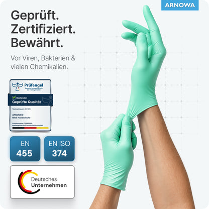 En person bærer ARNOMED NITRIL PEPPERMINT GREEN farverige engangshandsker af nitril mintgrøn fra ARNOWA GmbH. Billedet viser certificeringslogoer og en plakat samt en tysk tekst, der bekræfter, at disse latexfri handsker er testet for beskyttelse mod vira, bakterier og kemikalier.
