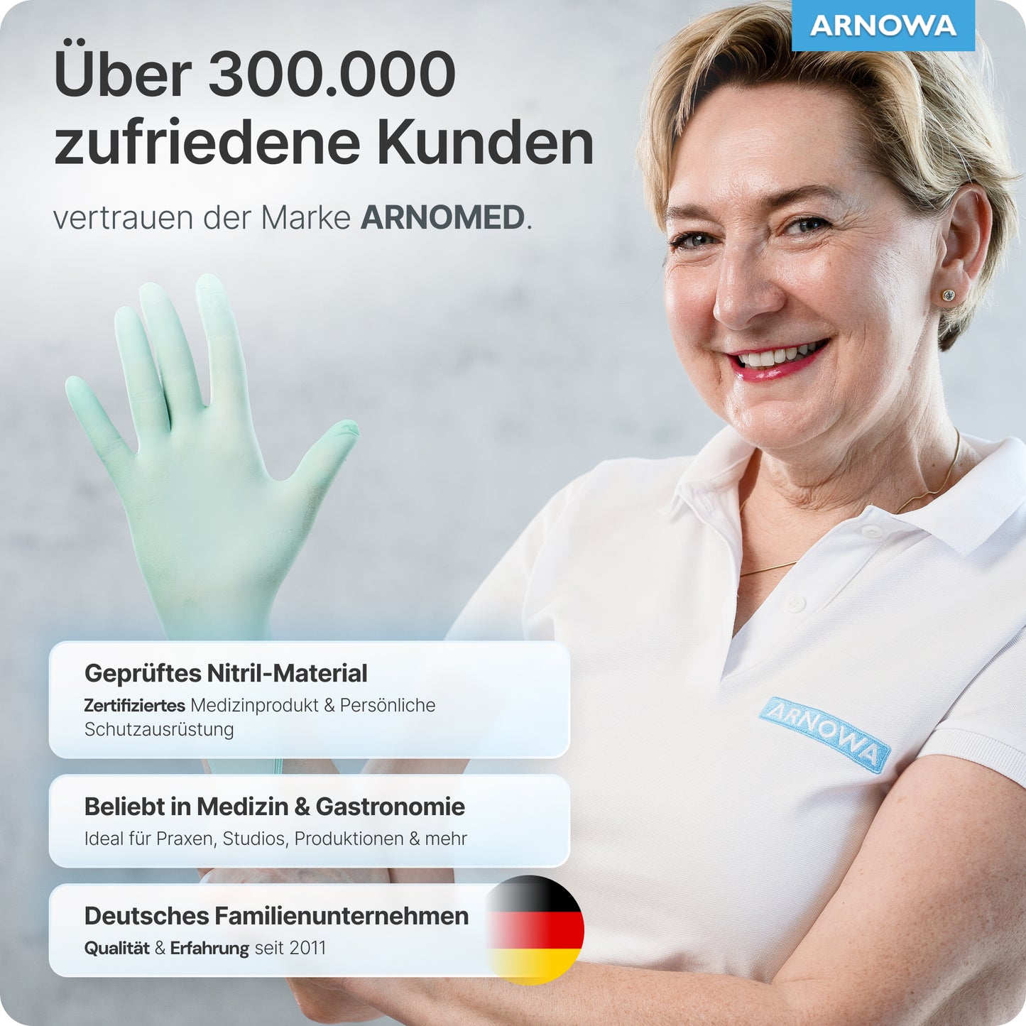 En smilende kvinde i en hvid polo med "ARNOWA"-navneskilt holder ARNOMED NITRIL PEPPERMINT GREEN engangshandsker af nitril mintgrøn fra ARNOWA GmbH op. Certificeret nitril, latexfri - ideel til medicin og gastronomi. Tysk flag i sigte.
