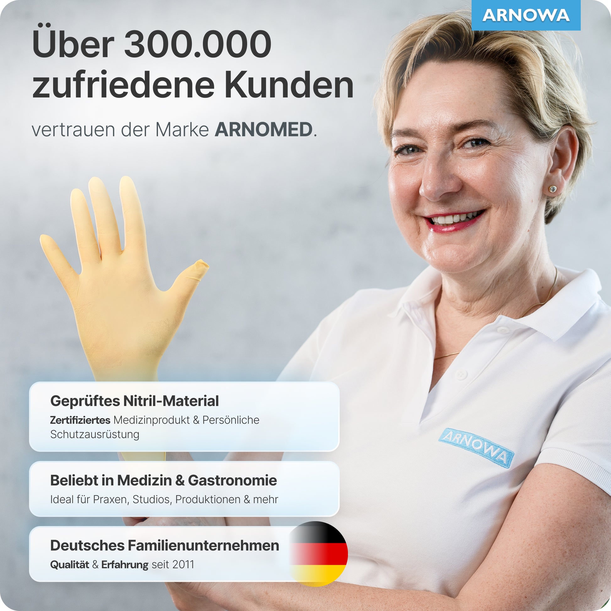 Eine lächelnde Frau in weißem Polo und blauen Handschuhen präsentiert ARNOMED NITRIL SUNFLOWER YELLOW Einmalhandschuhe von ARNOWA GmbH - zertifiziert, latexfrei, ideal für Medizin & Gastronomie und von einem deutschen Unternehmen.
