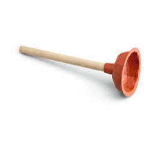 Der Nölle Profi Brush Ausgusssauger (Ø 110 mm, 35 cm, TPE) von Nölle Profi Brush Bürsten- & Pinseltechnik e.K. mit strukturiertem Becher und hellem Holzgriff liegt auf einer weißen Fläche.