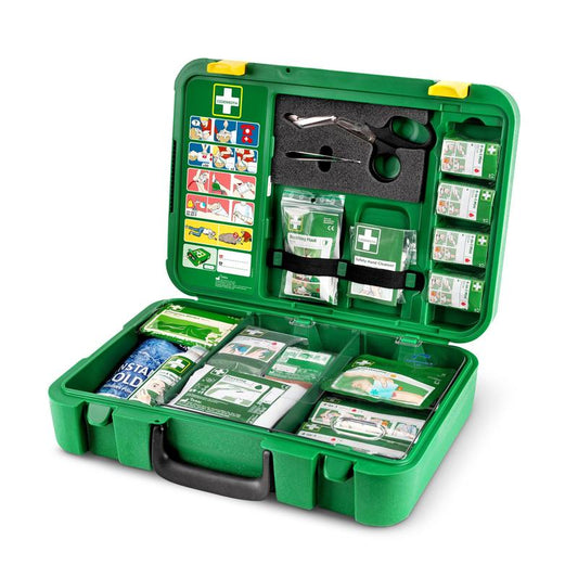 Der Orkla Wound Care AB Erste-Hilfe-Kasten X-LARGE | Packung (1 Stück) verfügt über übersichtliche Fächer mit Verbänden, Scheren, Handschuhen, Pflastern, einem Kühlakku und einer bebilderten Anleitung - perfekt für Notfälle.