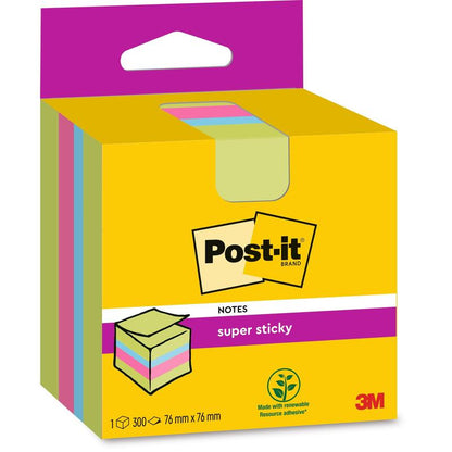 En pakke Post-it® Super Sticky Notes terning fra 3M Deutschland GmbH, 300 sedler i fire farver, 76 mm x 76 mm, på en gul-pink æske med 100% PEFC-mærket og symbolet for fornybare råmaterialer.