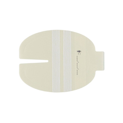 Ein beigefarbenes Pflaster, das um ein medizinisches Gerät oder eine Operationsstelle passt, ist mit einem zentralen Schlitz und zwei vertikalen weißen Streifen ausgestattet. Vergleichbar mit dem 3M™ Tegaderm™ I.V. Fixierpflaster mit Vliesverstärkung und Fixierstreifen von 3M Healthcare Germany GmbH verfügt es über eine Lasche zum einfachen Anbringen oder Entfernen.