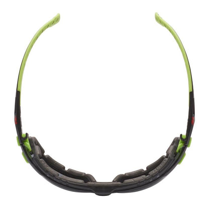 3M™ Solus™ beskyttelsesbrille 1000 fra 3M Deutschland GmbH med grøn/sort ramme, gråt glas og aftagelig skumforsegling tilbyder gennem Scotchgard™ antidug-belægning optimal øjenbeskyttelse.