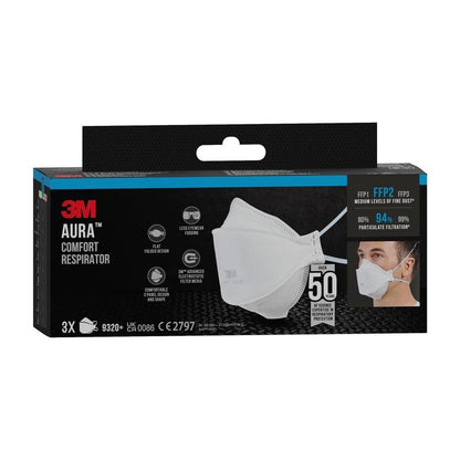 En sort-blå 3M™ Aura™ Komfort-partikelmaske 9320+ FFP2 boks viser en hvid, foldbar åndedrætsmaske og en bruger. Boksen fremhæver FFP2-filtrering og indeholder tre masker. Mærke: 3M Deutschland GmbH.
